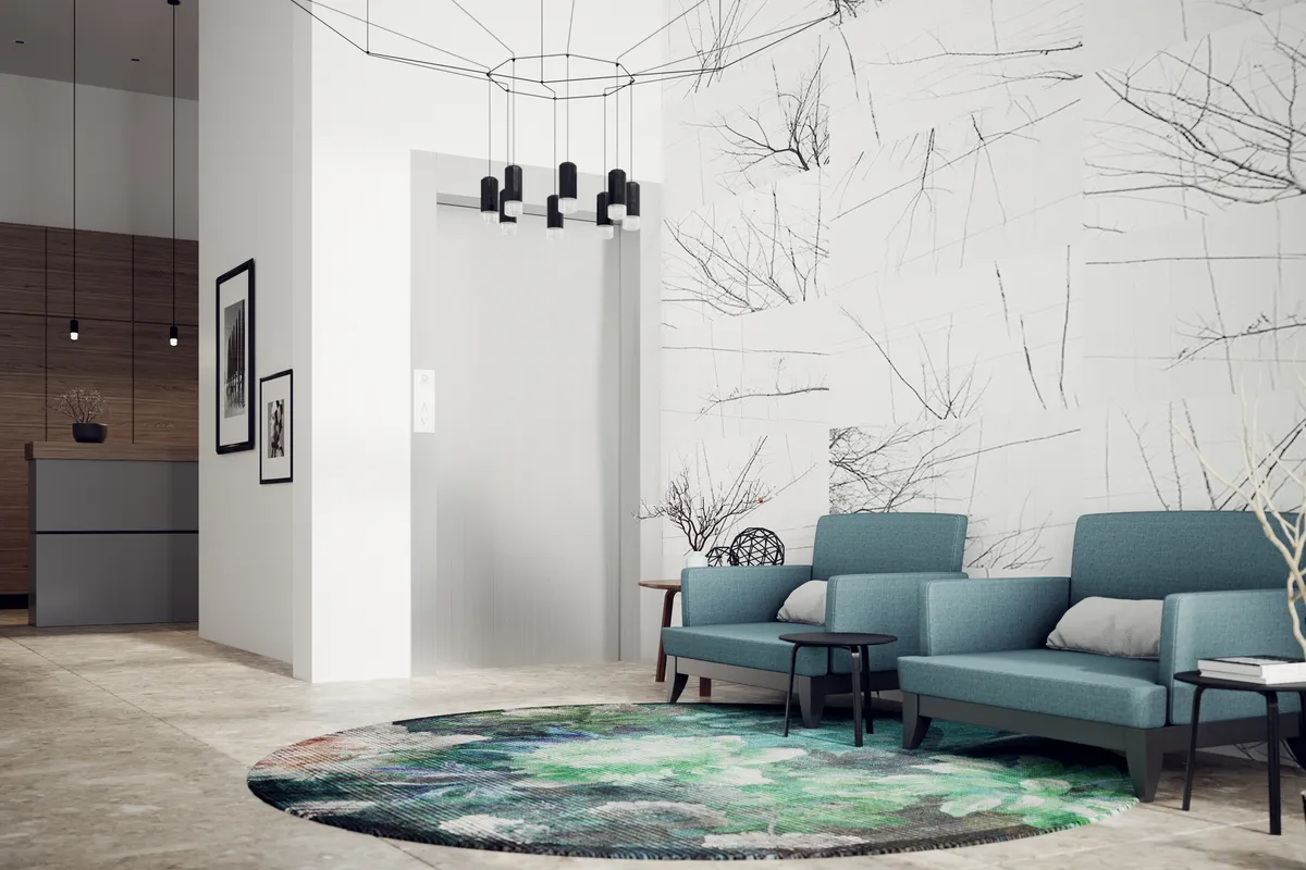 Moderner, gemütlicher Lounge-Bereich mit Sitzgruppe, abstraktem Wanddesign und zentralem Teppich – barrierefrei und einladend gestaltet.